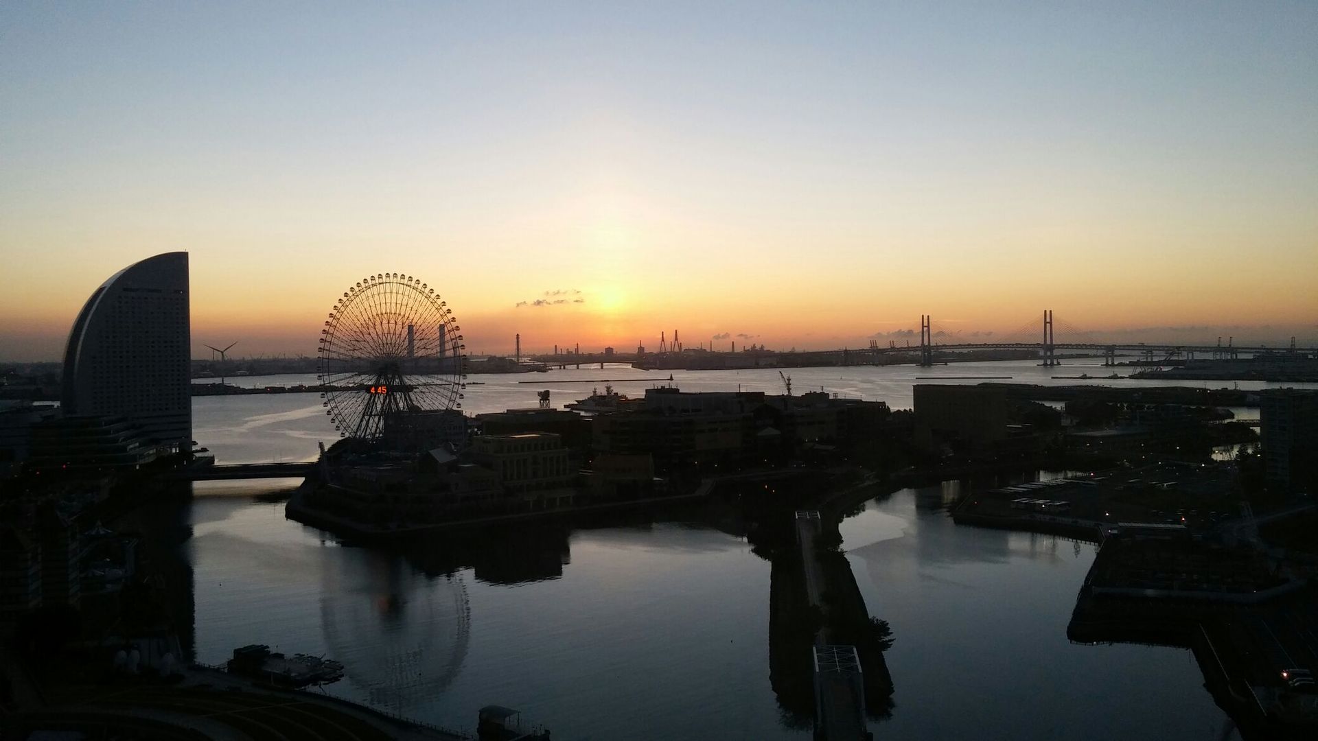 みなとみらいの朝の様子