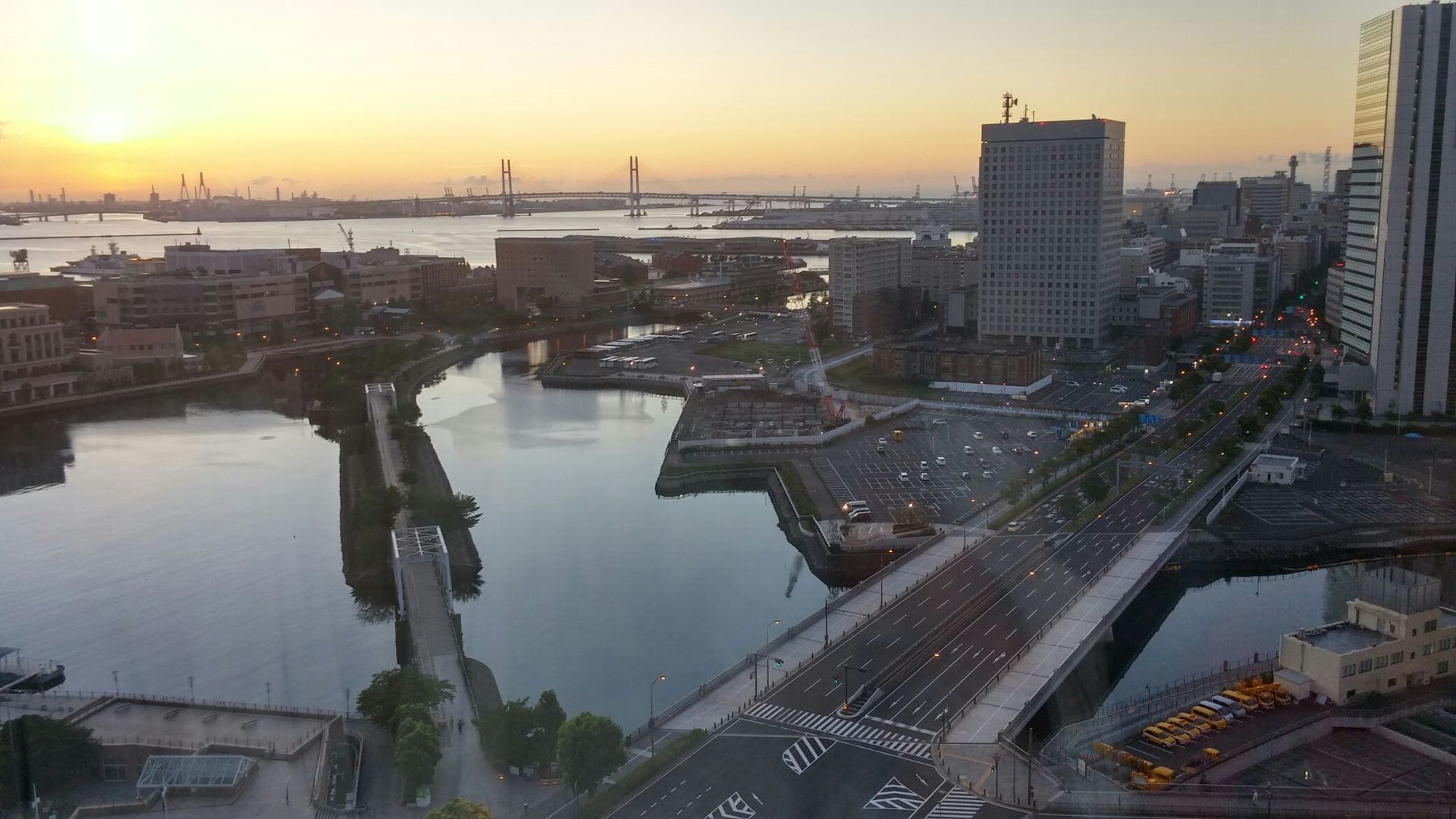 みなとみらいの朝の様子